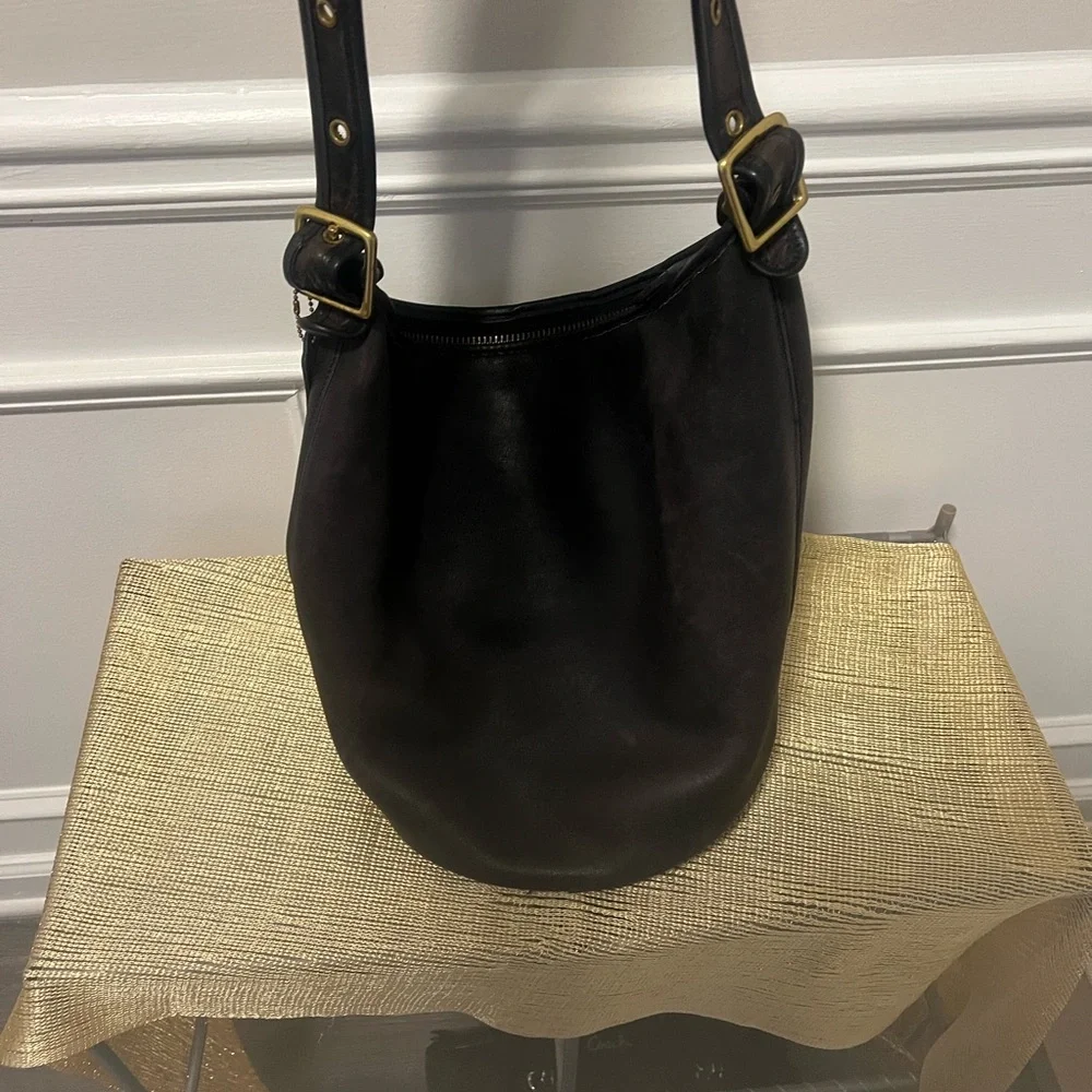 Vintage Large Coach Black Leather Bag with Brass Details.. - Picture 5 of 8